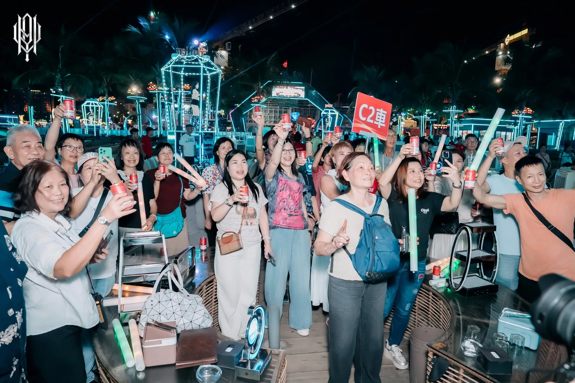 Valley Beach Club — Khách cầm gậy phát sáng dưới sàn cát