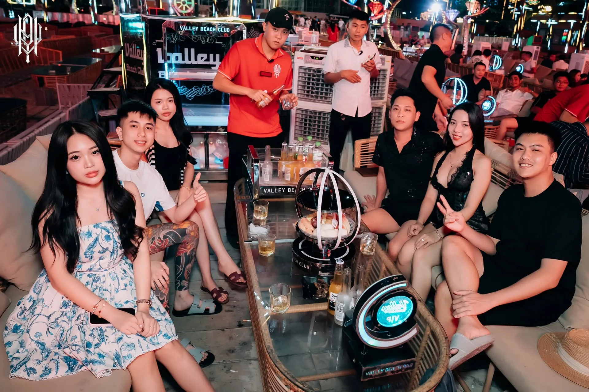 Valley Beach Club — Nhóm bạn ở khu sofa mây trên bãi biển