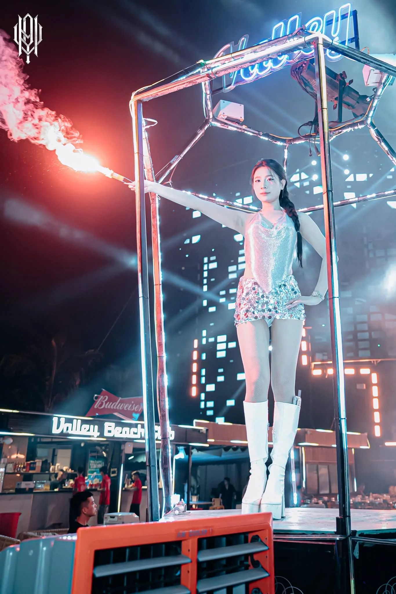 Valley Beach Club — Tiết mục pháo sáng trên bục biểu diễn