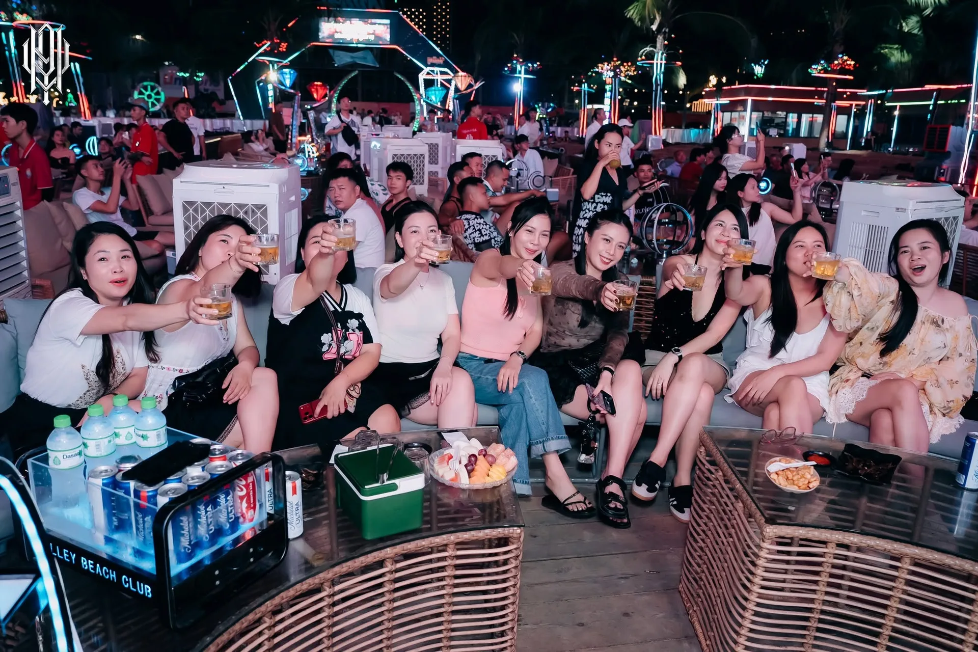 Valley Beach Club — Bàn khách ven sàn cát trong đêm cuối tuần
