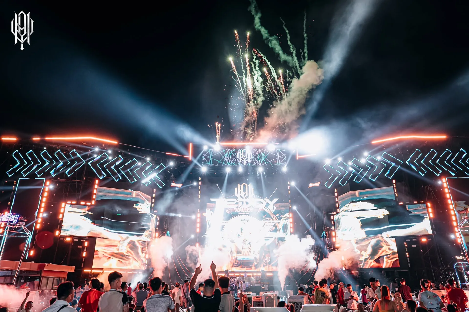 Valley Beach Club — Hàng cây quấn đèn