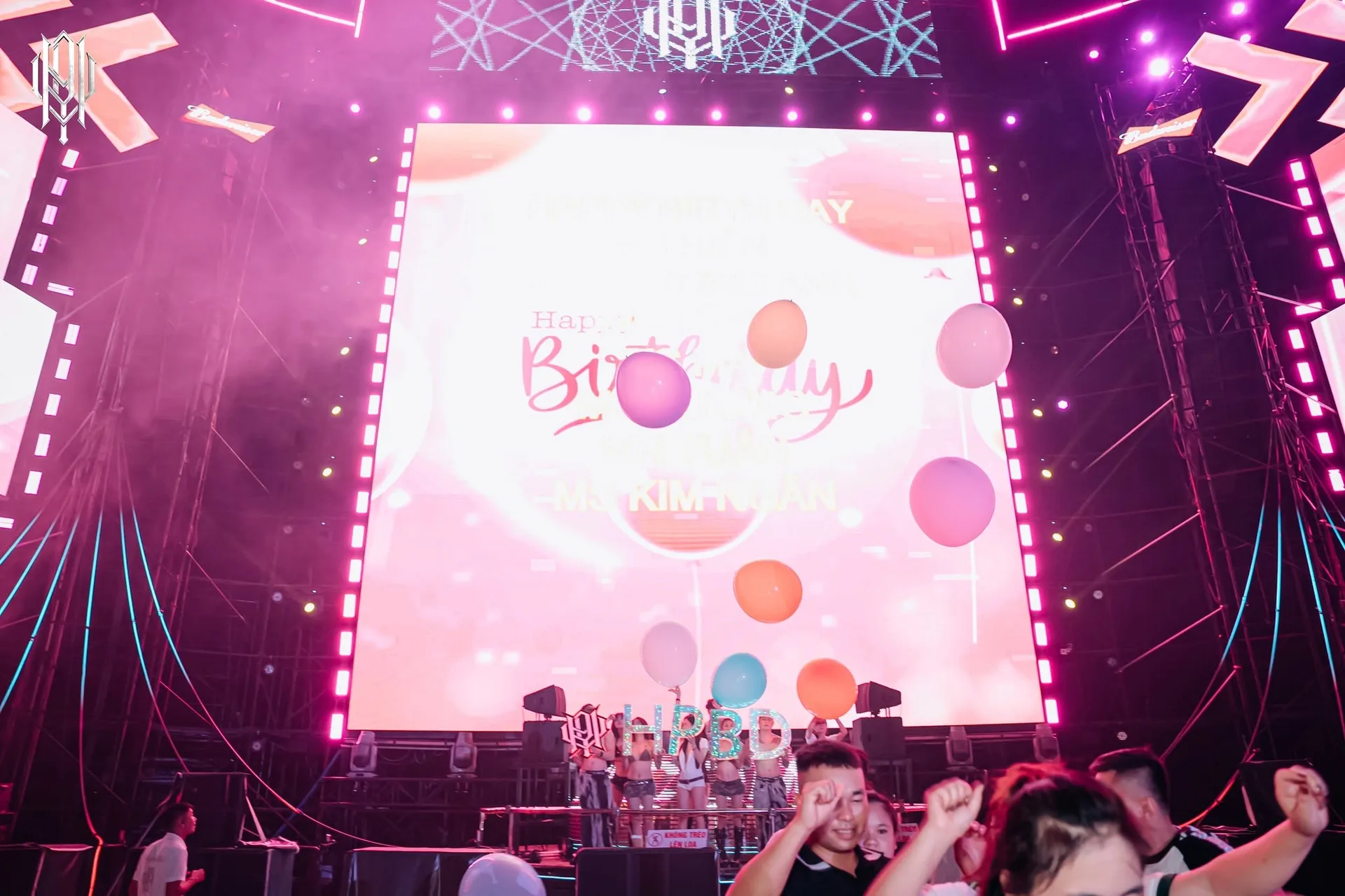 Valley Beach Club — màn LED khổ lớn trong một đêm sinh nhật